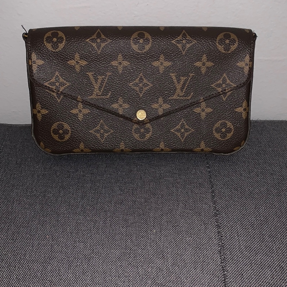Louis Vuitton crossbody clutch. Strap detachable. Burgundy color interior. - Picture 3 of 7